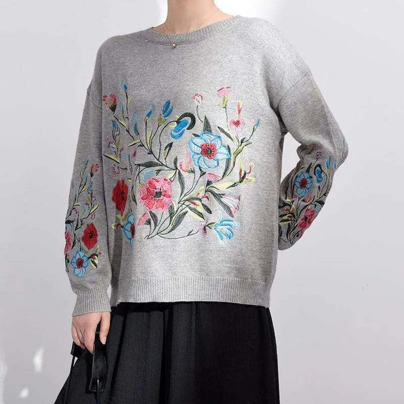LOOSE EMBROIDERED SWEATER